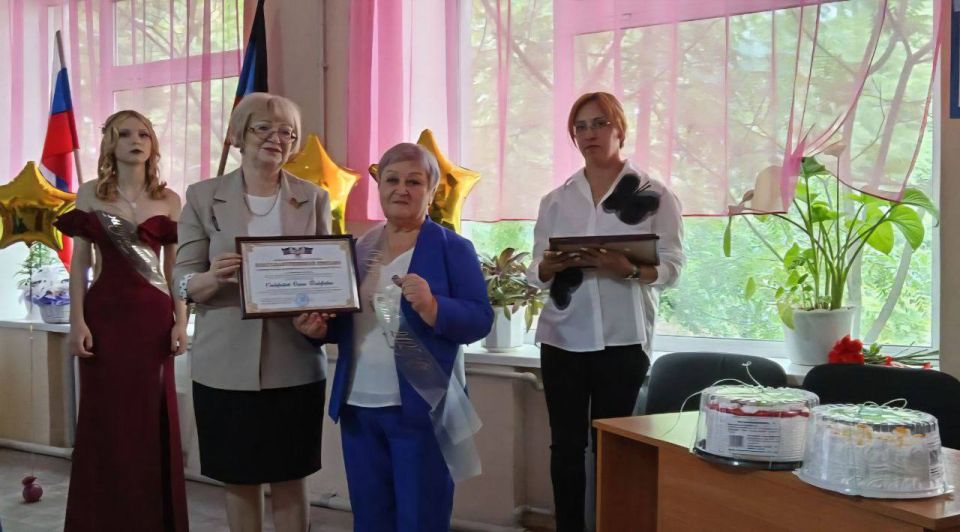 Александр Шатов: 28 июня 2025 года в 28 школах Шахтерского муниципального округа состоялось торжественное вручение аттестатов выпускникам 11 и 9 классов Александр Шатов: 28 июня 2025 года в 28 школах Шахтерского муниципального округа состоялось торжественное вручение аттестатов выпускникам 11 и 9 классов