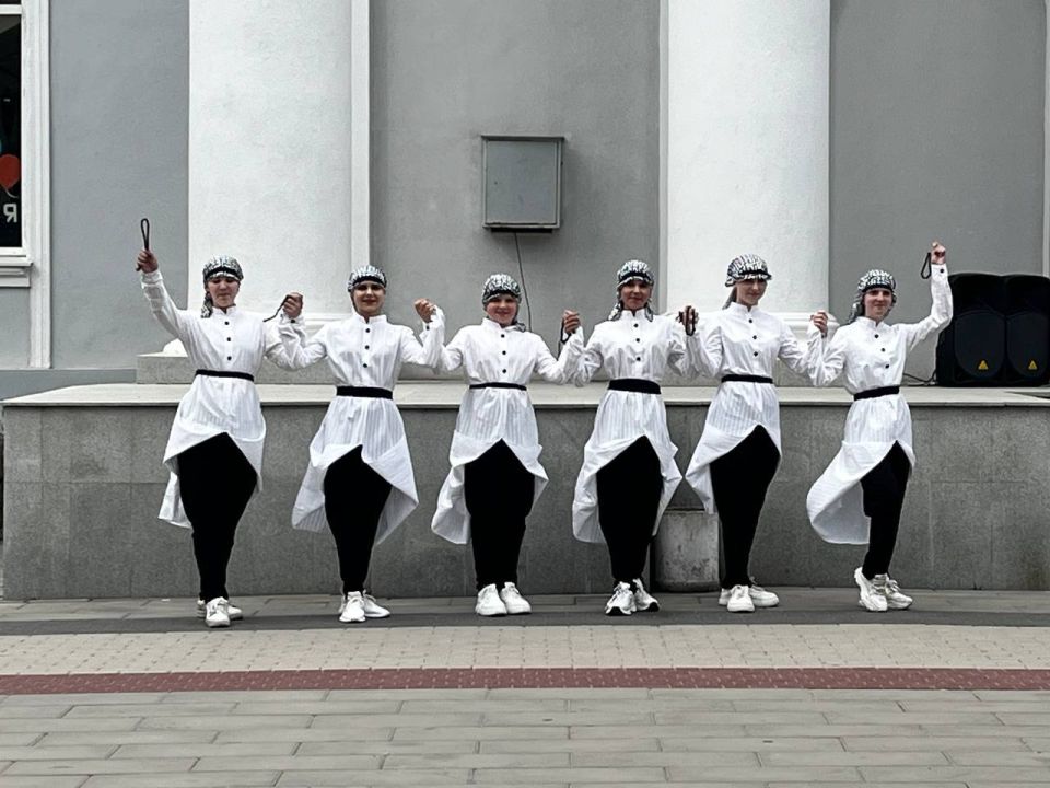 Сегодня на площади Харцызского городского Дворца культуры прошла концертная программа с награждением ко Дню молодежи Сегодня на площади Харцызского городского Дворца культуры прошла концертная программа с награждением ко Дню молодежи