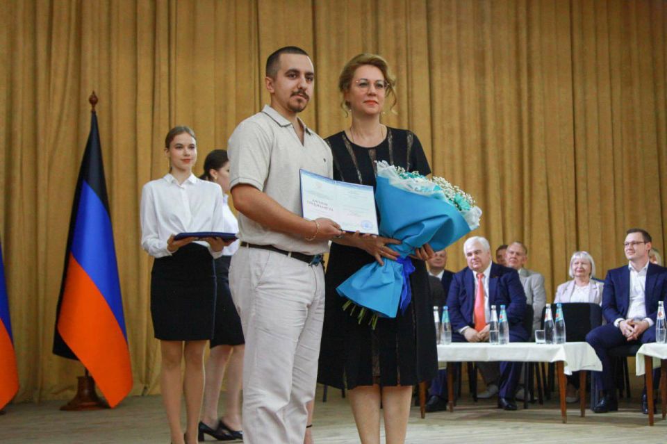 Лариса Толстыкина: Приняла участие в торжественной церемонии вручения дипломов выпускникам Донецкого государственного медицинского университета Лариса Толстыкина: Приняла участие в торжественной церемонии вручения дипломов выпускникам Донецкого государственного медицинского университета
