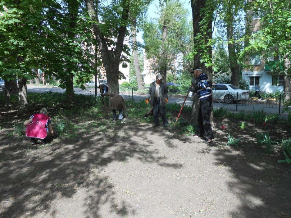 В Кировском внутригородском районе прошел субботник В Кировском внутригородском районе прошел субботник