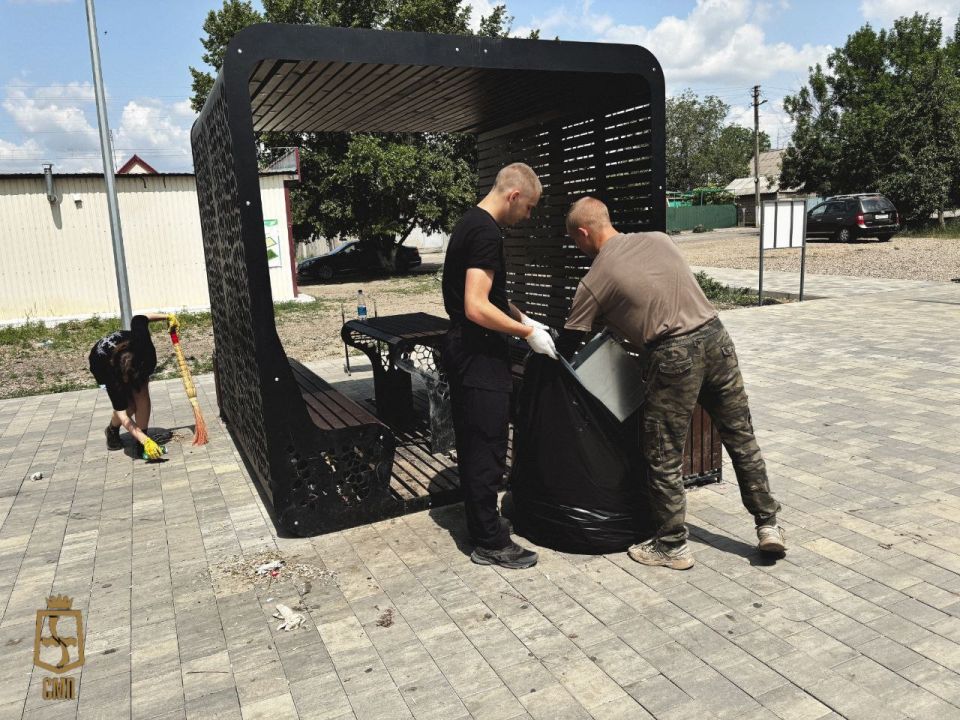 Активная молодёжь Амвросиевки продолжает следит за чистотой и порядком в городе Активная молодёжь Амвросиевки продолжает следит за чистотой и порядком в городе