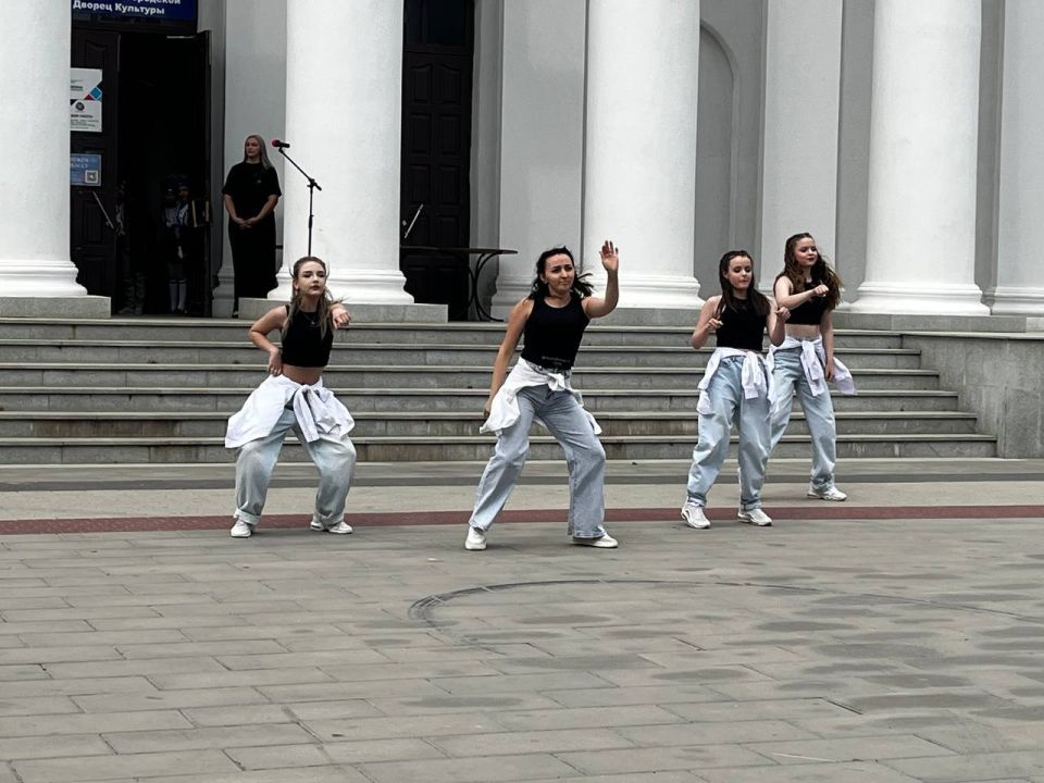 Сегодня на площади Харцызского городского Дворца культуры прошла концертная программа с награждением ко Дню молодежи Сегодня на площади Харцызского городского Дворца культуры прошла концертная программа с награждением ко Дню молодежи