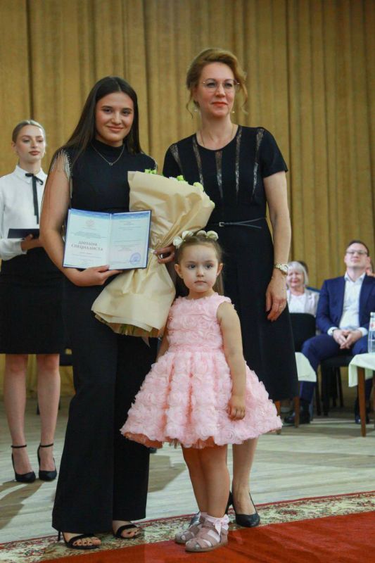 Лариса Толстыкина: Приняла участие в торжественной церемонии вручения дипломов выпускникам Донецкого государственного медицинского университета Лариса Толстыкина: Приняла участие в торжественной церемонии вручения дипломов выпускникам Донецкого государственного медицинского университета