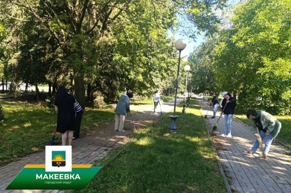 Жители Макеевки приняли участие в субботнике Жители Макеевки приняли участие в субботнике