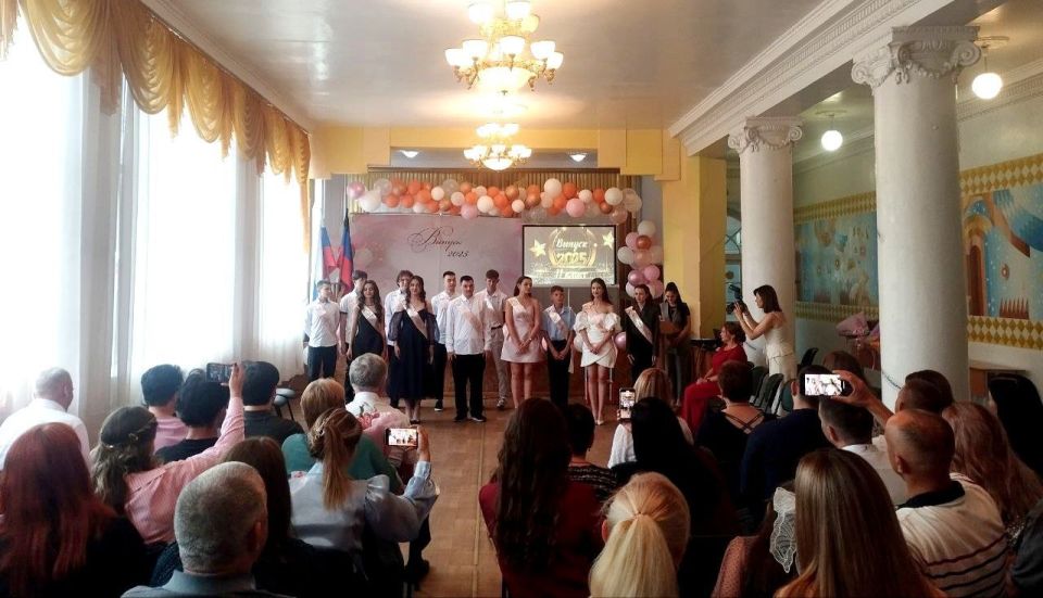 В Ждановке прошло торжественное вручение аттестатов В Ждановке прошло торжественное вручение аттестатов