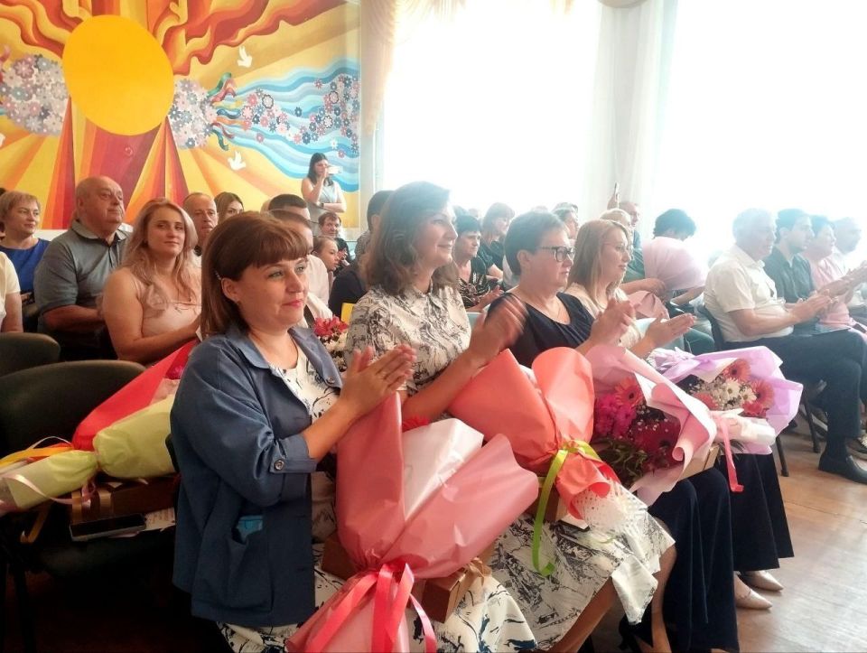 В Ждановке прошло торжественное вручение аттестатов В Ждановке прошло торжественное вручение аттестатов