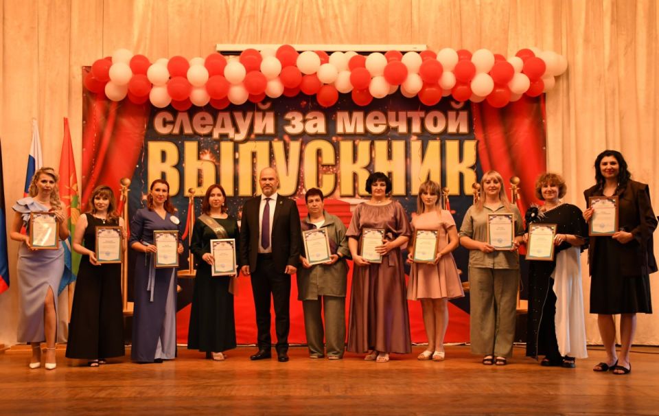 Городской выпускной в Дебальцево: вечер прощаний, благодарностей и надежд Городской выпускной в Дебальцево: вечер прощаний, благодарностей и надежд