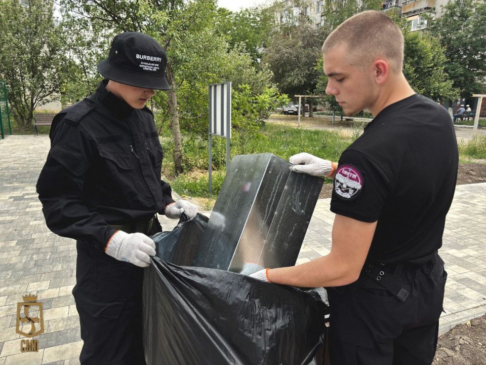 Активная молодёжь Амвросиевки продолжает следит за чистотой и порядком в городе Активная молодёжь Амвросиевки продолжает следит за чистотой и порядком в городе