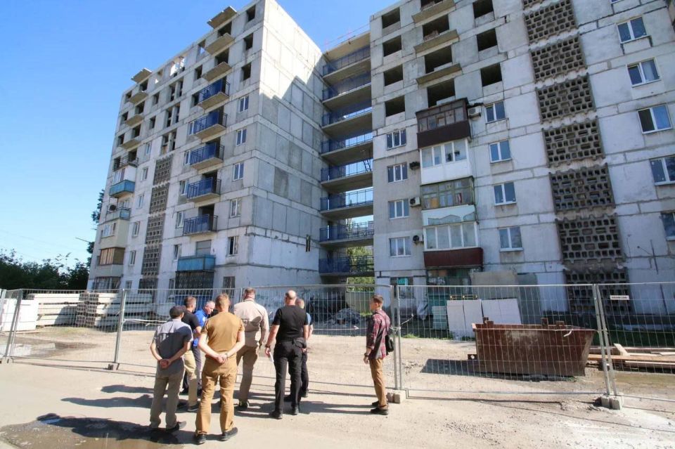 Замминистра строительства и ЖКХ РФ Валерий Леонов совместно с первым заместителем Председателя Правительства ДНР Дмитрием Бердниковым посетили объекты восстановления в Мариуполе Замминистра строительства и ЖКХ РФ Валерий Леонов совместно с первым заместителем Председателя Правительства ДНР Дмитрием Бердниковым посетили объекты восстановления в Мариуполе
