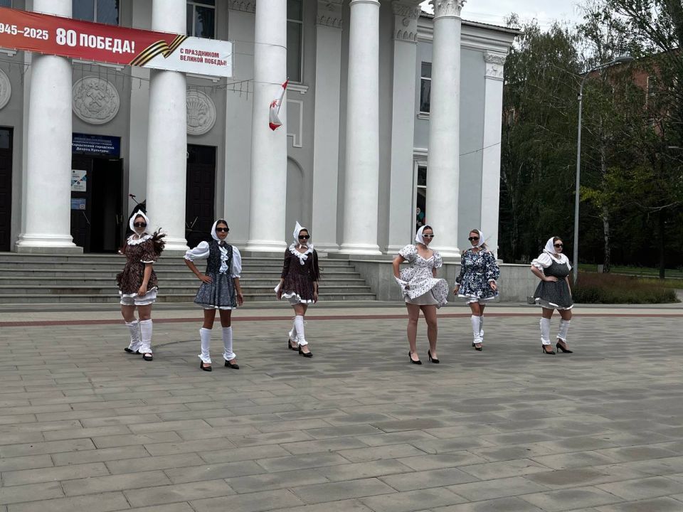 Сегодня на площади Харцызского городского Дворца культуры прошла концертная программа с награждением ко Дню молодежи Сегодня на площади Харцызского городского Дворца культуры прошла концертная программа с награждением ко Дню молодежи