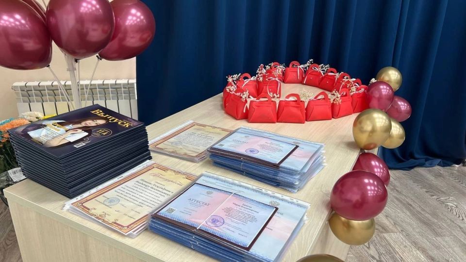В Кировском 100 выпускников получили аттестаты об окончании школы В Кировском 100 выпускников получили аттестаты об окончании школы
