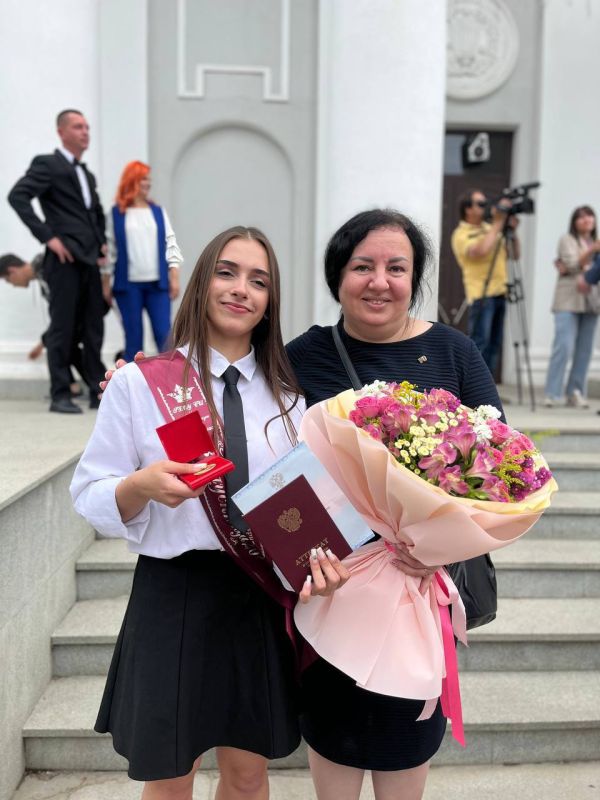 Виктория Жукова: Вместе с заместителем Министра образования и науки Донецкой Народной Республики Пестрецовым Виталием Викторовичем наградили наших выпускников медалями «За особые успехи в учении» Виктория Жукова: Вместе с заместителем Министра образования и науки Донецкой Народной Республики Пестрецовым Виталием Викторовичем наградили наших выпускников медалями «За особые успехи в учении»