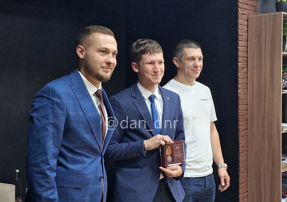 В Донецке активной молодежи вручили государственные награды В Донецке активной молодежи вручили государственные награды