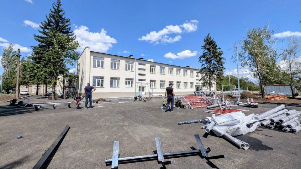 При поддержке Бурятии в старобешевской спортивной школе приступили к установке уличных тренажеров При поддержке Бурятии в старобешевской спортивной школе приступили к установке уличных тренажеров