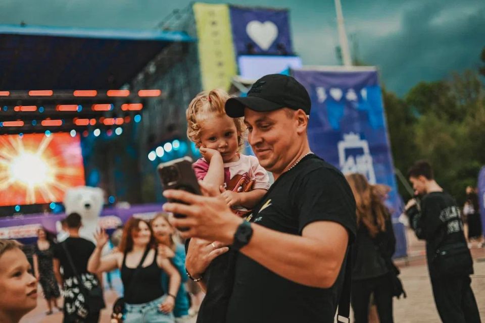 День молодежи впервые отметили очно в центральном парке Донецка и провели фестиваль на главной площади Мариуполя День молодежи впервые отметили очно в центральном парке Донецка и провели фестиваль на главной площади Мариуполя