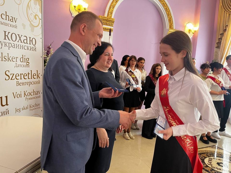 Виктория Жукова: Вместе с заместителем Министра образования и науки Донецкой Народной Республики Пестрецовым Виталием Викторовичем наградили наших выпускников медалями «За особые успехи в учении» Виктория Жукова: Вместе с заместителем Министра образования и науки Донецкой Народной Республики Пестрецовым Виталием Викторовичем наградили наших выпускников медалями «За особые успехи в учении»