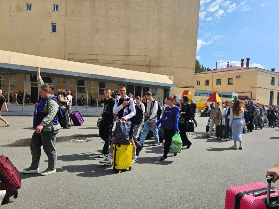 36 выпускников-отличников из Енакиево приехали в Ленинградскую область 36 выпускников-отличников из Енакиево приехали в Ленинградскую область