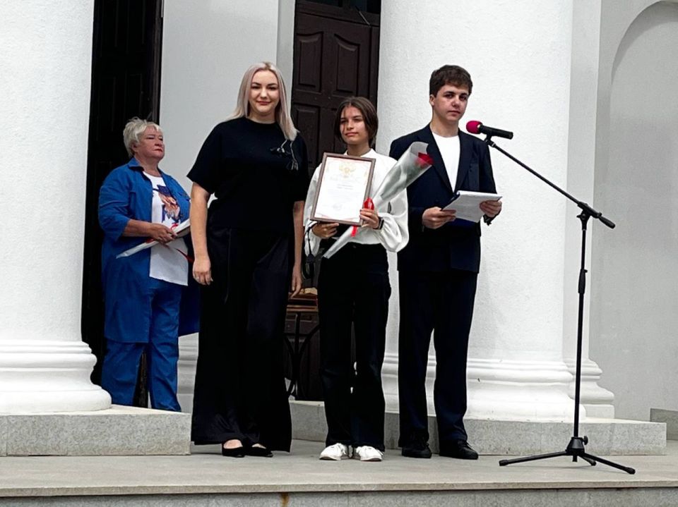 Сегодня на площади Харцызского городского Дворца культуры прошла концертная программа с награждением ко Дню молодежи Сегодня на площади Харцызского городского Дворца культуры прошла концертная программа с награждением ко Дню молодежи