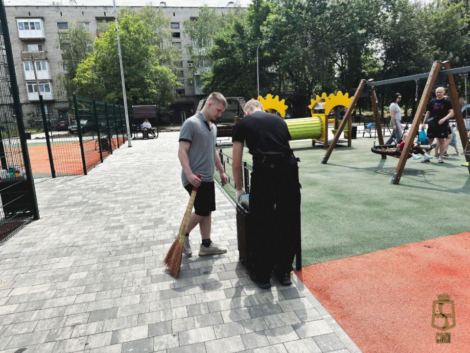 Активная молодёжь Амвросиевки продолжает следит за чистотой и порядком в городе Активная молодёжь Амвросиевки продолжает следит за чистотой и порядком в городе