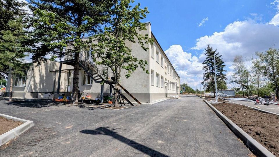 При поддержке Бурятии в старобешевской спортивной школе приступили к установке уличных тренажеров При поддержке Бурятии в старобешевской спортивной школе приступили к установке уличных тренажеров