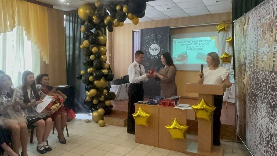 В Ждановке прошло торжественное вручение аттестатов В Ждановке прошло торжественное вручение аттестатов