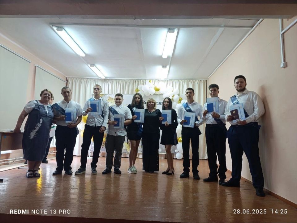 Вот и остались за плечами одиннадцать лет учебы, прозвенел последний звонок, и вот 28 июня 2025 года 106 обучающихся получили долгожданные аттестаты о среднем общем образовании Вот и остались за плечами одиннадцать лет учебы, прозвенел последний звонок, и вот 28 июня 2025 года 106 обучающихся получили долгожданные аттестаты о среднем общем образовании