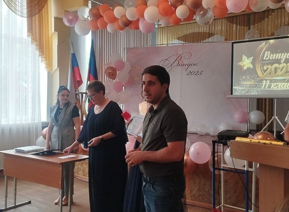 Сергей Литвинов: В Ждановке прошло торжественное вручение аттестатов Сергей Литвинов: В Ждановке прошло торжественное вручение аттестатов