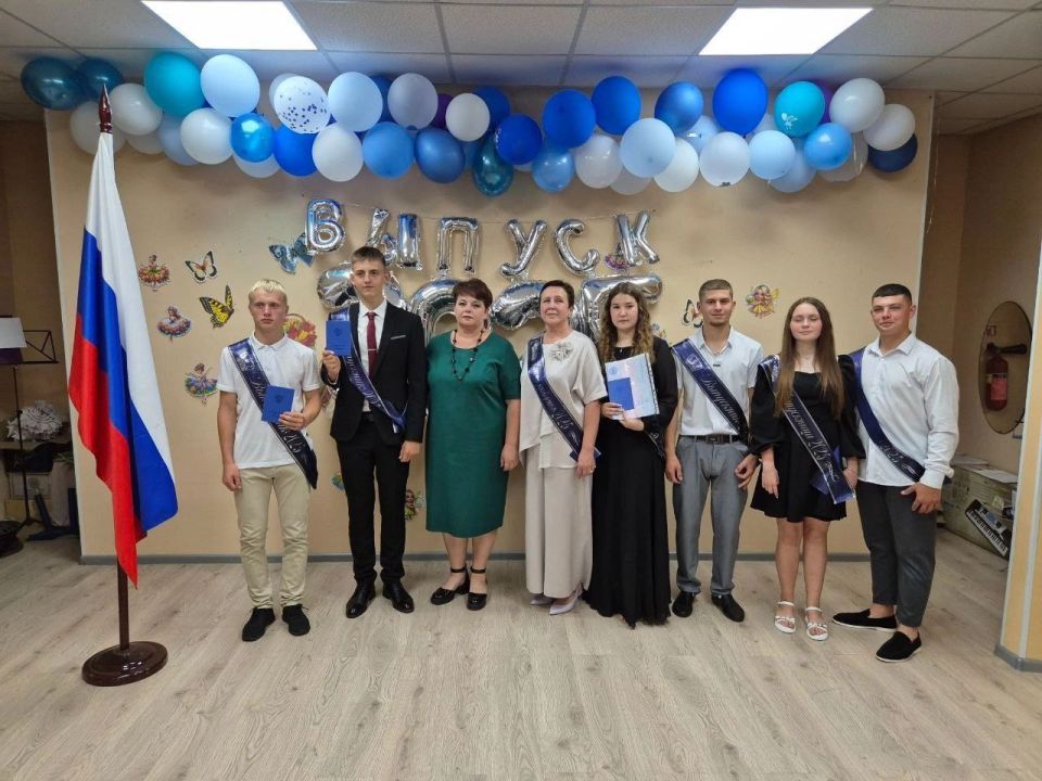 Вот и остались за плечами одиннадцать лет учебы, прозвенел последний звонок, и вот 28 июня 2025 года 106 обучающихся получили долгожданные аттестаты о среднем общем образовании Вот и остались за плечами одиннадцать лет учебы, прозвенел последний звонок, и вот 28 июня 2025 года 106 обучающихся получили долгожданные аттестаты о среднем общем образовании