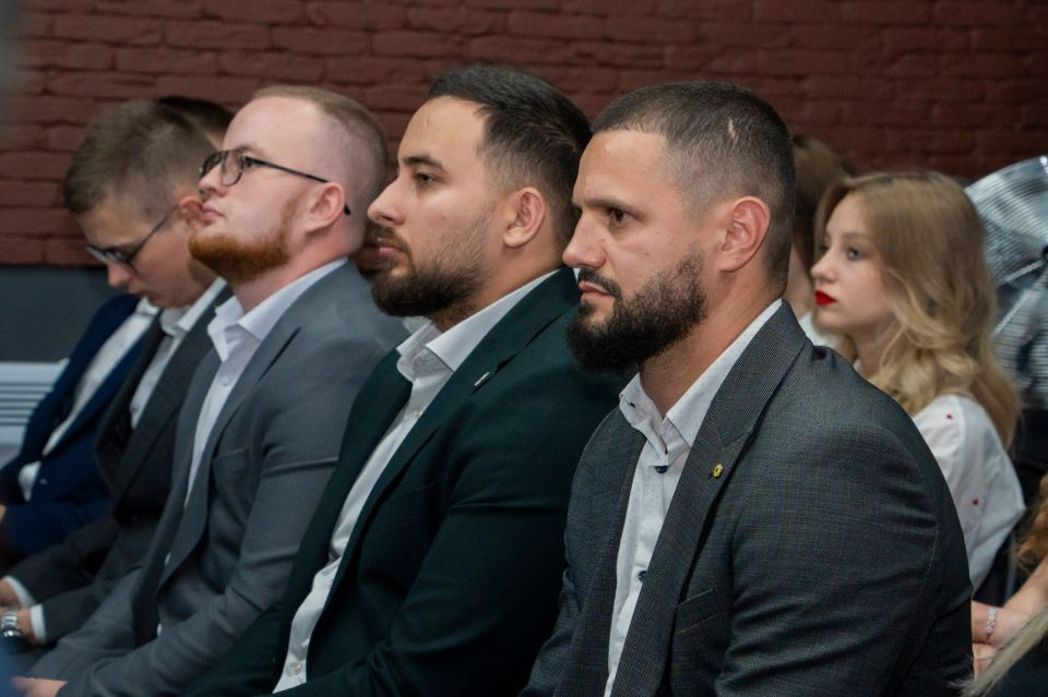 «Пожать руку каждому и поблагодарить за многолетнюю работу!» «Пожать руку каждому и поблагодарить за многолетнюю работу!»