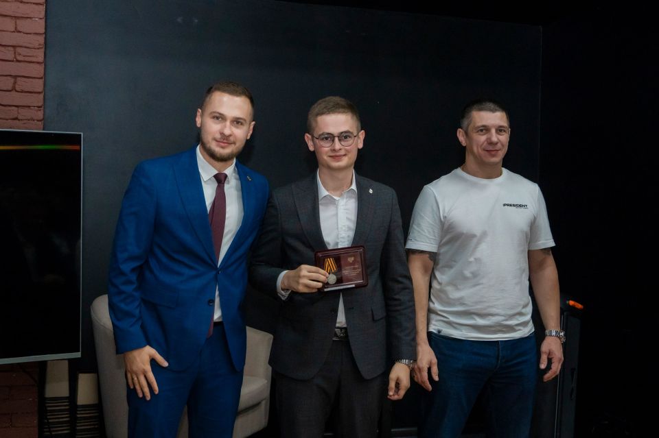 «Пожать руку каждому и поблагодарить за многолетнюю работу!» «Пожать руку каждому и поблагодарить за многолетнюю работу!»