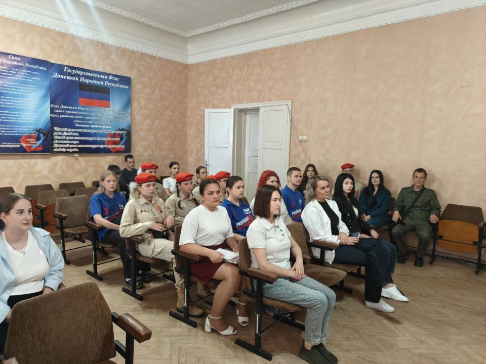 В Снежном состоялась церемония награждения, приуроченная к Дню молодежи В Снежном состоялась церемония награждения, приуроченная к Дню молодежи