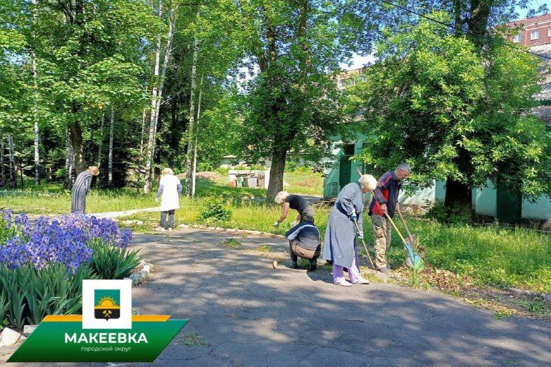 Жители Макеевки приняли участие в субботнике Жители Макеевки приняли участие в субботнике