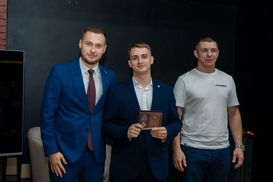 «Пожать руку каждому и поблагодарить за многолетнюю работу!» «Пожать руку каждому и поблагодарить за многолетнюю работу!»