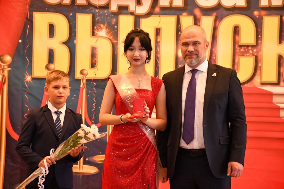 Городской выпускной в Дебальцево: вечер прощаний, благодарностей и надежд Городской выпускной в Дебальцево: вечер прощаний, благодарностей и надежд