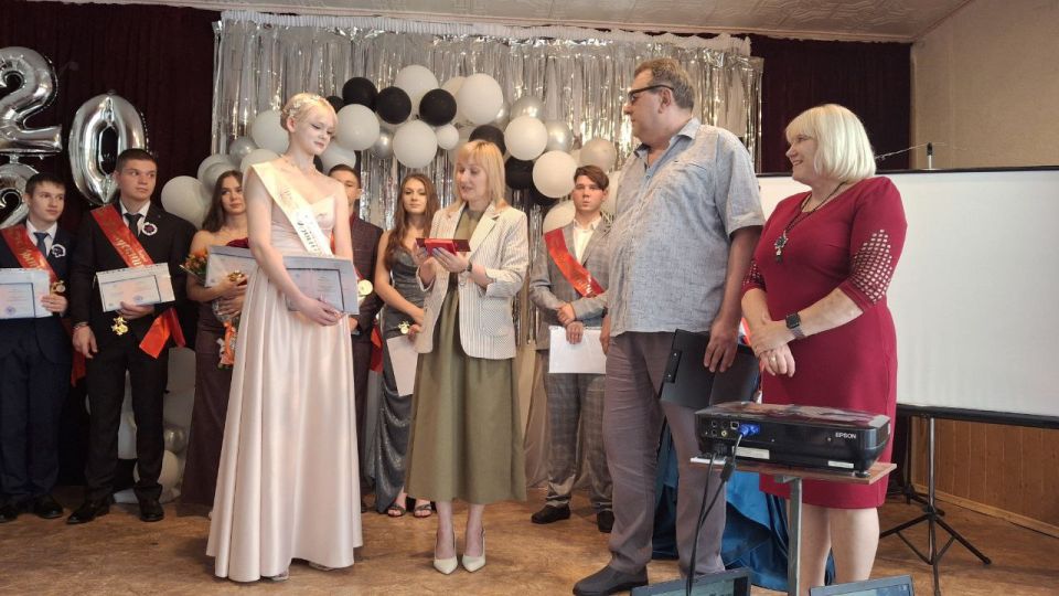 Олег Трофимов: Выпускникам Республики торжественно вручили аттестаты об образовании Олег Трофимов: Выпускникам Республики торжественно вручили аттестаты об образовании