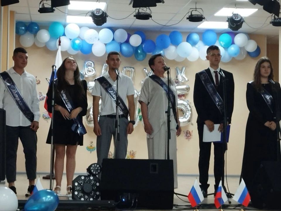Вот и остались за плечами одиннадцать лет учебы, прозвенел последний звонок, и вот 28 июня 2025 года 106 обучающихся получили долгожданные аттестаты о среднем общем образовании Вот и остались за плечами одиннадцать лет учебы, прозвенел последний звонок, и вот 28 июня 2025 года 106 обучающихся получили долгожданные аттестаты о среднем общем образовании