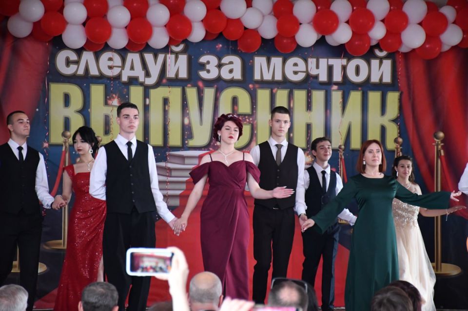 Городской выпускной в Дебальцево: вечер прощаний, благодарностей и надежд Городской выпускной в Дебальцево: вечер прощаний, благодарностей и надежд