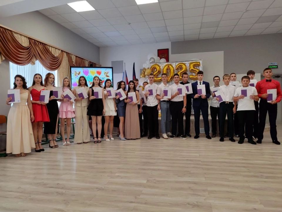 Вот и остались за плечами одиннадцать лет учебы, прозвенел последний звонок, и вот 28 июня 2025 года 106 обучающихся получили долгожданные аттестаты о среднем общем образовании Вот и остались за плечами одиннадцать лет учебы, прозвенел последний звонок, и вот 28 июня 2025 года 106 обучающихся получили долгожданные аттестаты о среднем общем образовании