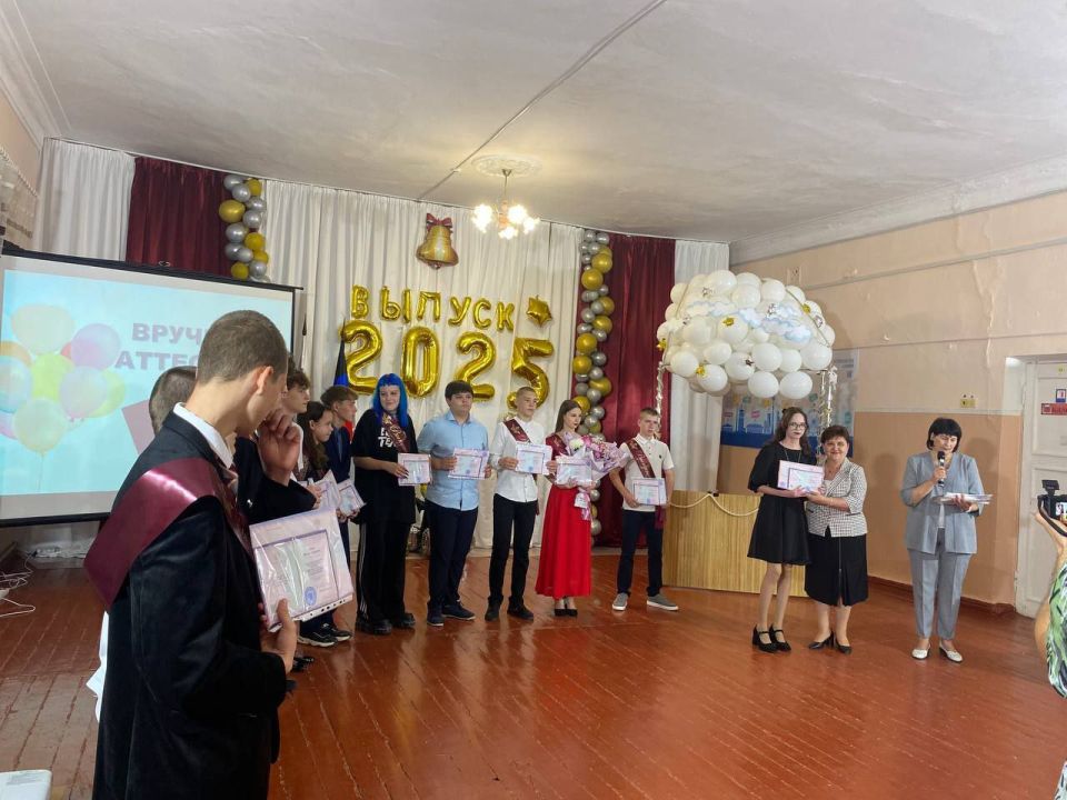 В ГБОУ «Мироновская школа № 10 г.о. Дебальцево» прошло торжественное вручение аттестатов выпускникам 9 класса В ГБОУ «Мироновская школа № 10 г.о. Дебальцево» прошло торжественное вручение аттестатов выпускникам 9 класса