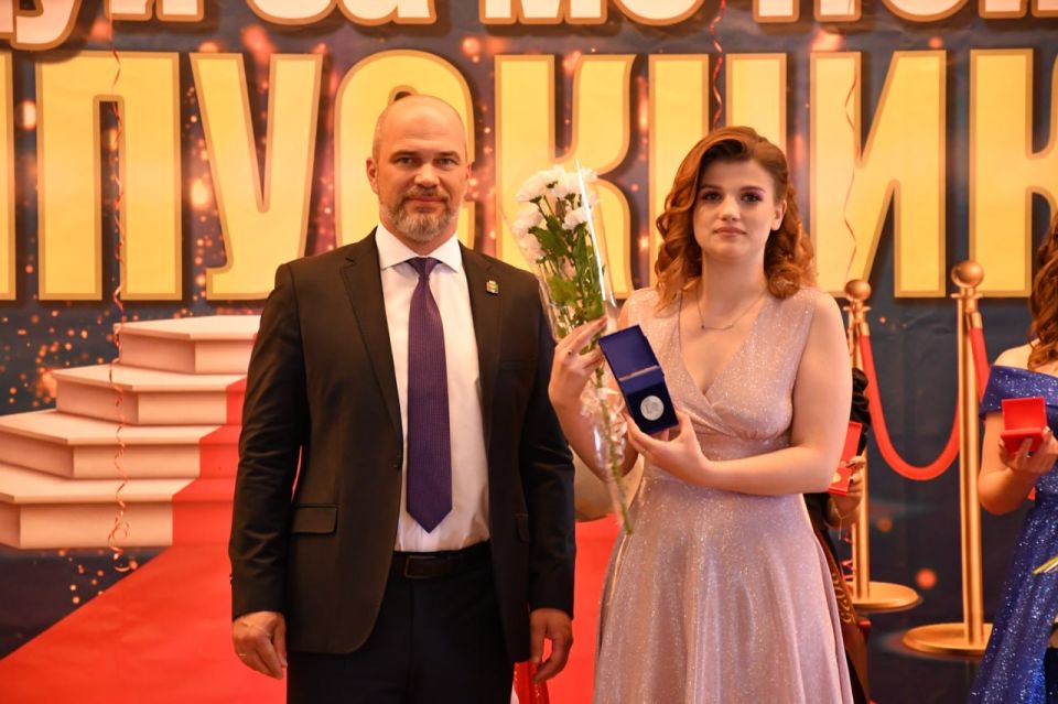 Городской выпускной в Дебальцево: вечер прощаний, благодарностей и надежд Городской выпускной в Дебальцево: вечер прощаний, благодарностей и надежд
