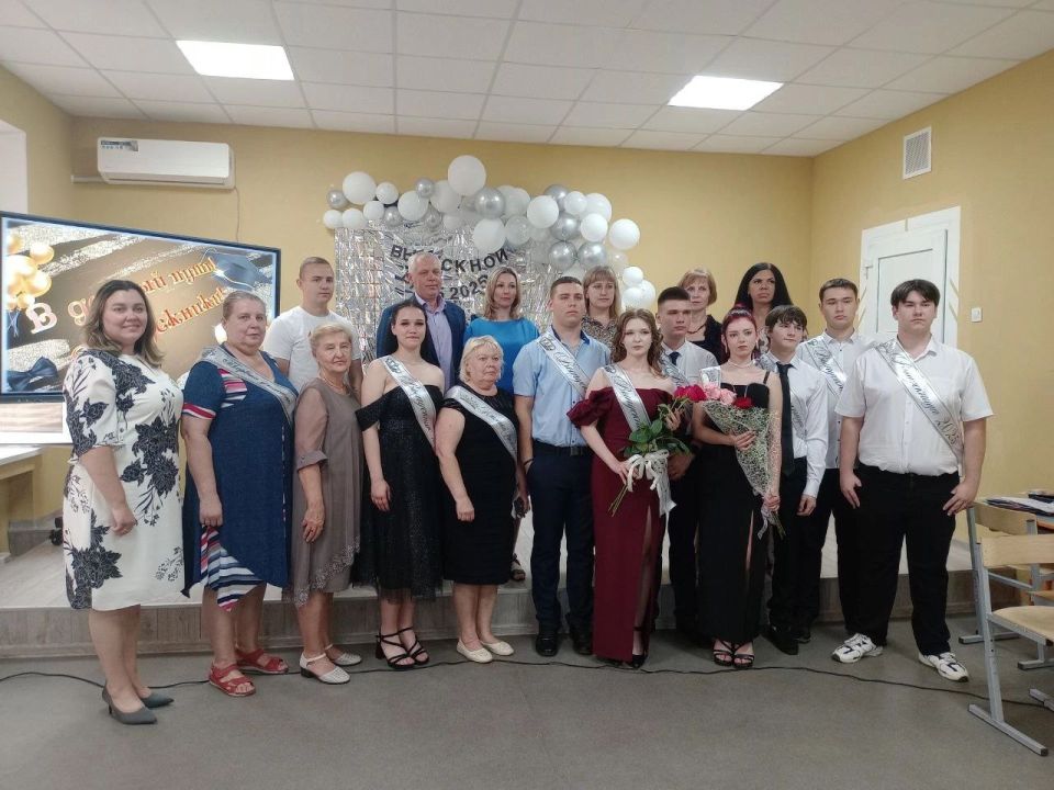 Вот и остались за плечами одиннадцать лет учебы, прозвенел последний звонок, и вот 28 июня 2025 года 106 обучающихся получили долгожданные аттестаты о среднем общем образовании Вот и остались за плечами одиннадцать лет учебы, прозвенел последний звонок, и вот 28 июня 2025 года 106 обучающихся получили долгожданные аттестаты о среднем общем образовании