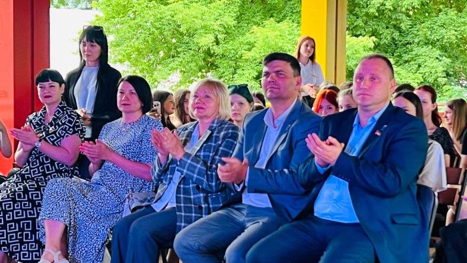 Торжественную церемонию награждения в честь празднования Дня молодежи в городском округе Торез провели Врип Главы муниципального образования Артем Валериевич Чесноков, председатель Торезского городского совета Александр... Торжественную церемонию награждения в честь празднования Дня молодежи в городском округе Торез провели Врип Главы муниципального образования Артем Валериевич Чесноков, председатель Торезского городского совета Александр...