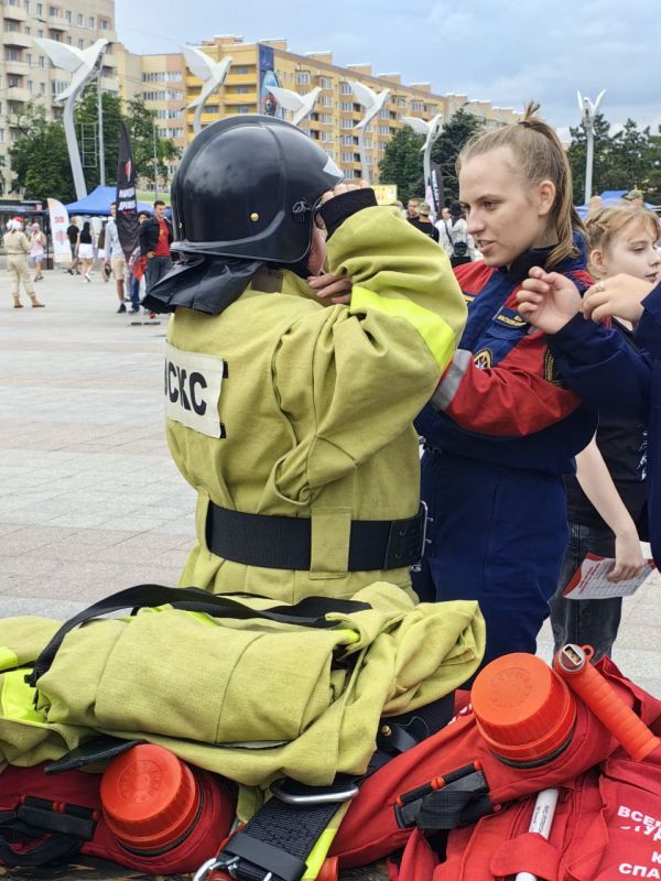 Дождь, к сожалению, нарушает планы сегодняшнего дня, но на Дне молодёжи на площади успели побывать многие мариупольцы Дождь, к сожалению, нарушает планы сегодняшнего дня, но на Дне молодёжи на площади успели побывать многие мариупольцы