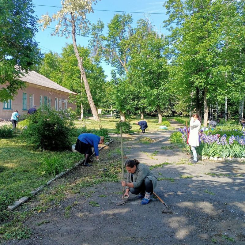 В Кировском внутригородском районе прошел субботник В Кировском внутригородском районе прошел субботник