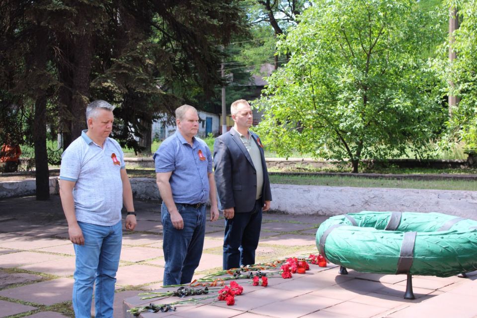 Александр Петрикин: В преддверии Дня партизан и подпольщиков в сквере «Партизанский» города Енакиево совместно с председателем Краснолиманского муниципального совета Анжелой Заболотской, своими заместителями Андреем... Александр Петрикин: В преддверии Дня партизан и подпольщиков в сквере «Партизанский» города Енакиево совместно с председателем Краснолиманского муниципального совета Анжелой Заболотской, своими заместителями Андреем...
