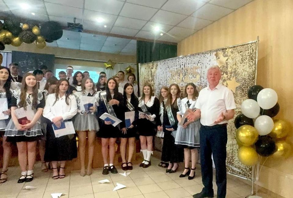 В Ждановке прошло торжественное вручение аттестатов В Ждановке прошло торжественное вручение аттестатов
