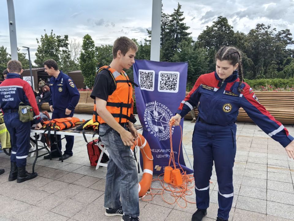 Дождь, к сожалению, нарушает планы сегодняшнего дня, но на Дне молодёжи на площади успели побывать многие мариупольцы Дождь, к сожалению, нарушает планы сегодняшнего дня, но на Дне молодёжи на площади успели побывать многие мариупольцы