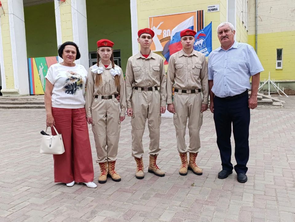 Юнармейцы отряда ВПСО "Витязь" в День Молодёжи приняли участие в торжественном поднятии Государственного Флага России Юнармейцы отряда ВПСО "Витязь" в День Молодёжи приняли участие в торжественном поднятии Государственного Флага России