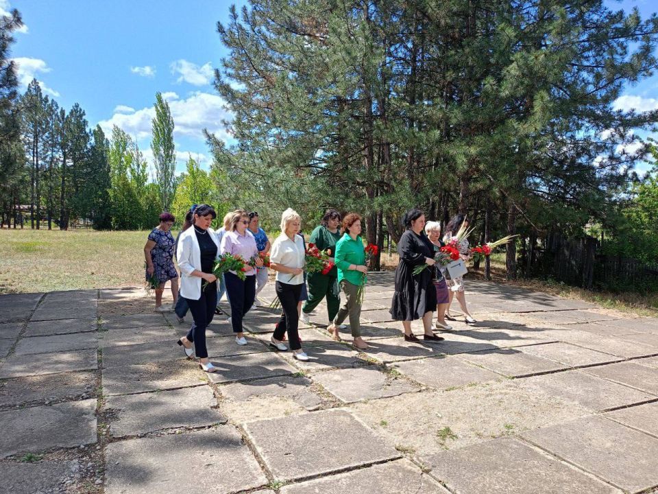 Виктория Жукова: В пгт. Зуевка на площади "Победы" возложили цветы в честь дня памяти Партизан и Подпольщиков, погибших в годы ВОВ Виктория Жукова: В пгт. Зуевка на площади "Победы" возложили цветы в честь дня памяти Партизан и Подпольщиков, погибших в годы ВОВ