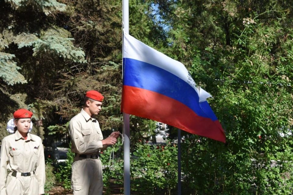 Юнармейцы Кировского подняли флаг России в День молодежи! Юнармейцы Кировского подняли флаг России в День молодежи!